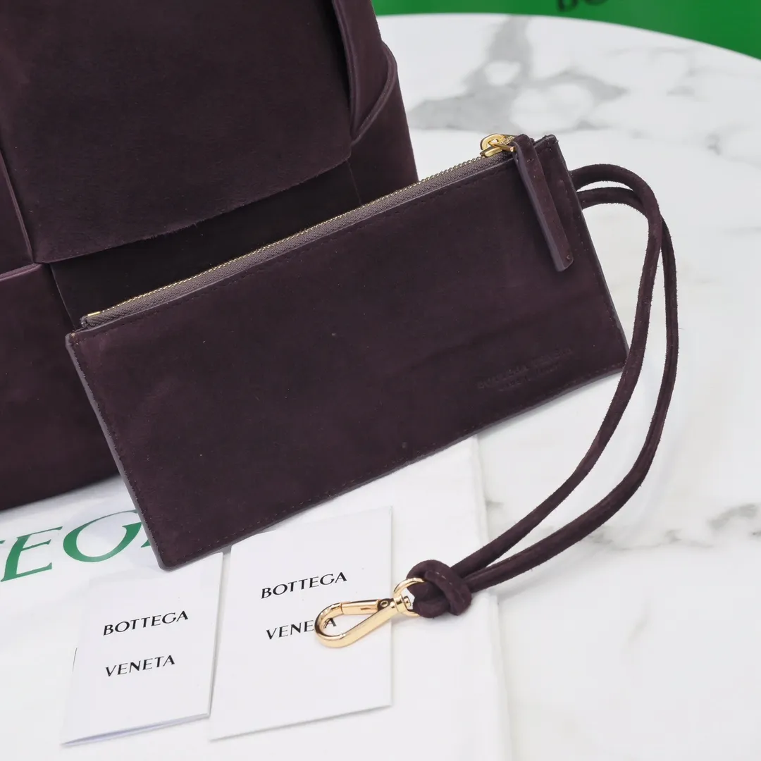 Batch 1960 BottegaVeneta# 🧷Early autumn SLIP tote handbag, the oversized woven design really makes it a huge gap from ordinary tote bags 🔗🔗The interior is matched with leather ⛓Daniel Lee leads the brand's DNA to continue to evolve with fresh inspiration🧬🧬showing a balanced style of luxury and reality👉Size: 36*24*12【9892#】Deer Leather